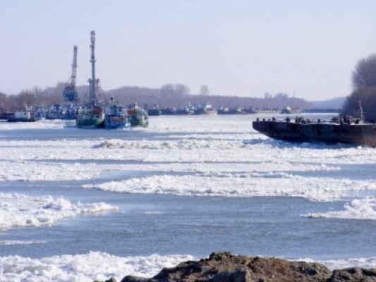 Transportatorii au pierderi de milioane de euro din cauza Dunării îngheţate